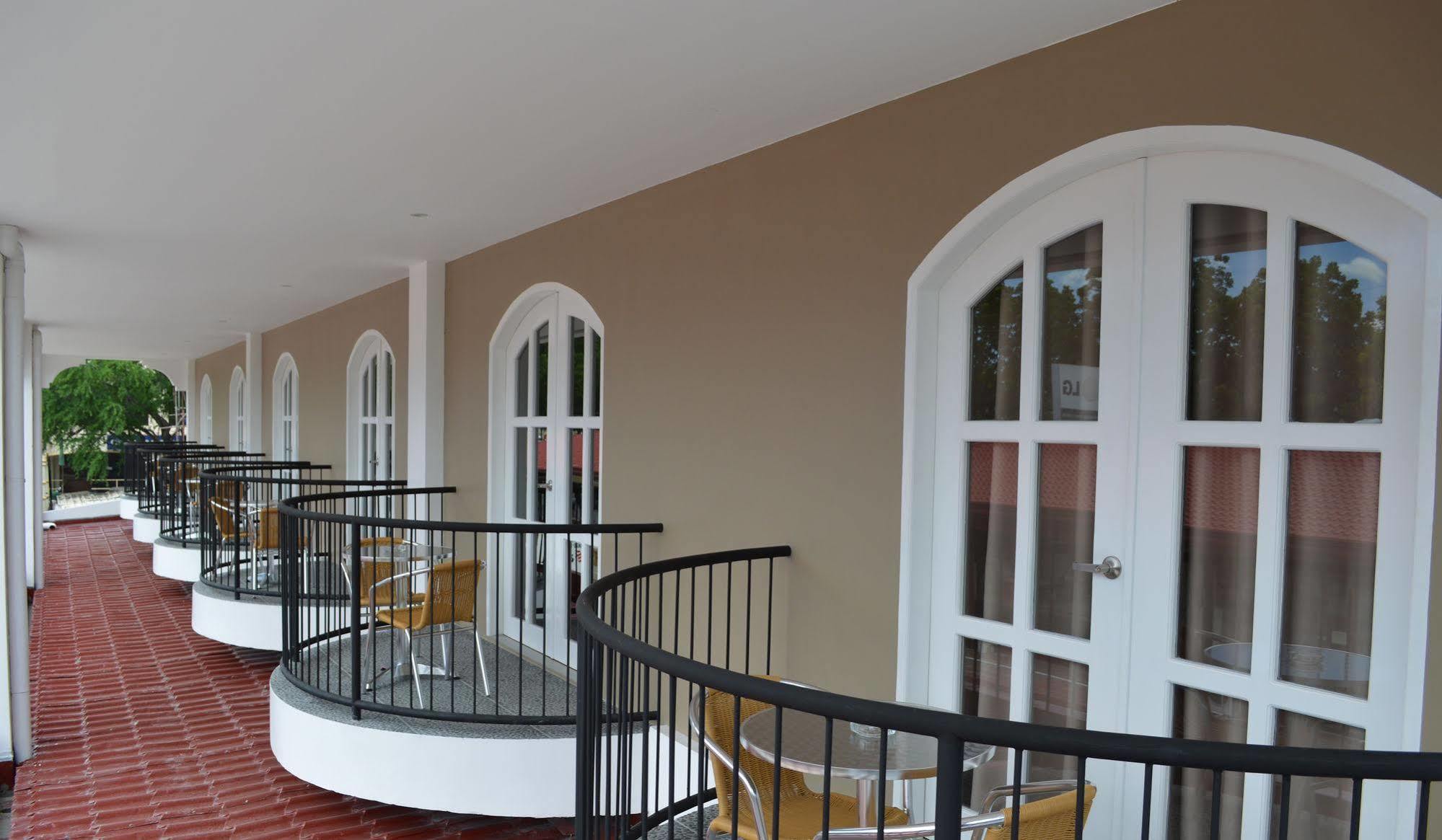 Kingsley'S Hotel And Gastro Pub Mabalacat Экстерьер фото