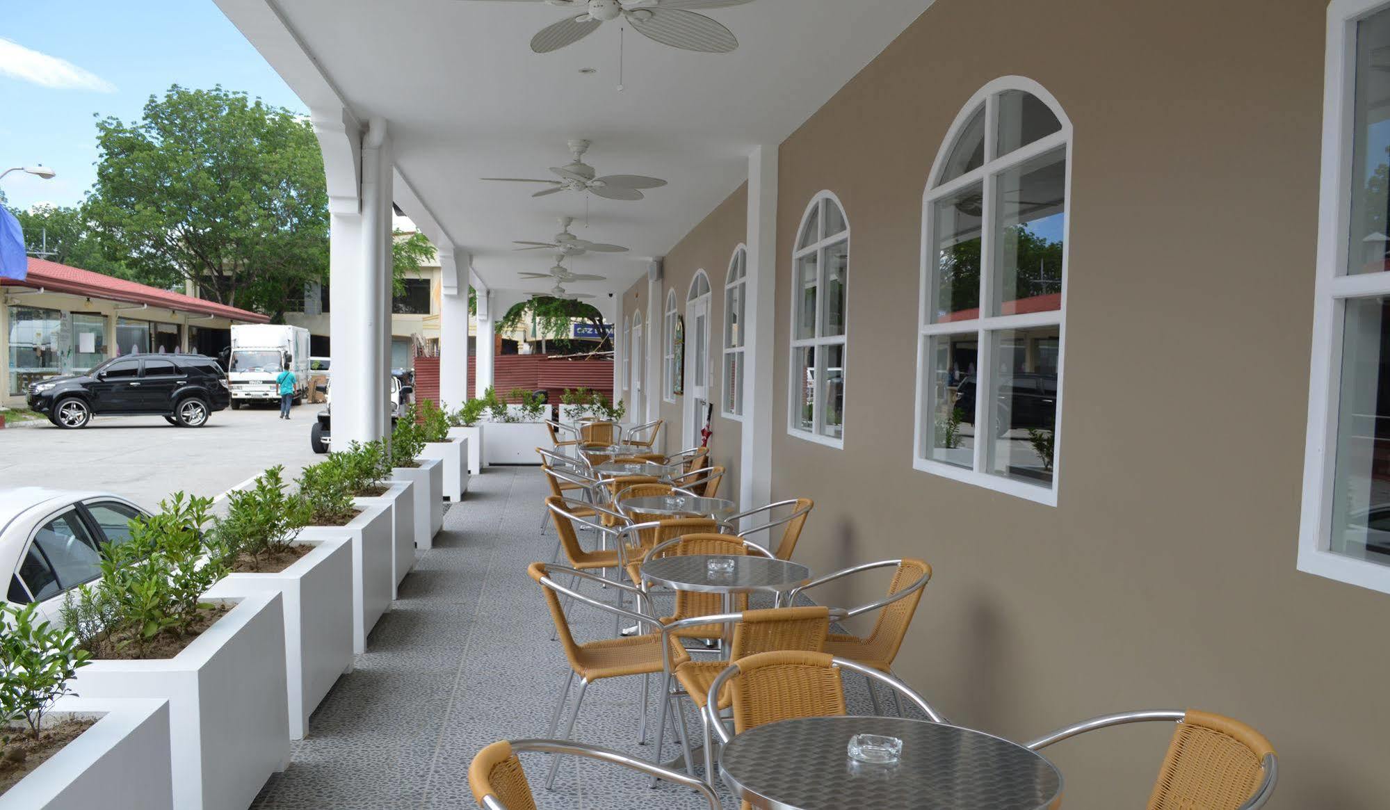 Kingsley'S Hotel And Gastro Pub Mabalacat Экстерьер фото