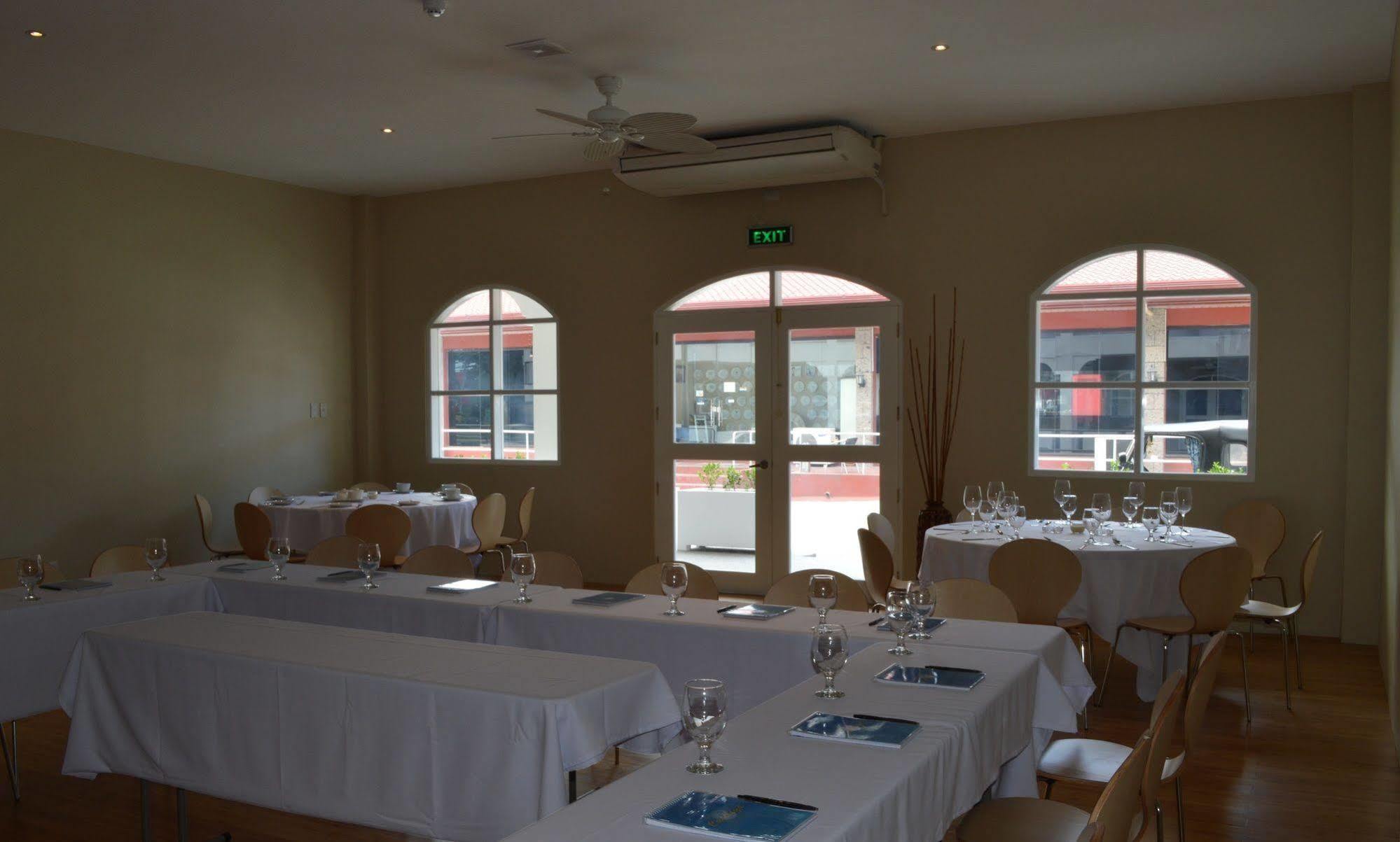Kingsley'S Hotel And Gastro Pub Mabalacat Экстерьер фото