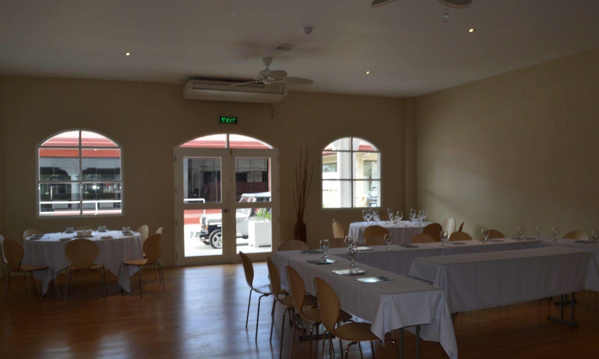 Kingsley'S Hotel And Gastro Pub Mabalacat Экстерьер фото