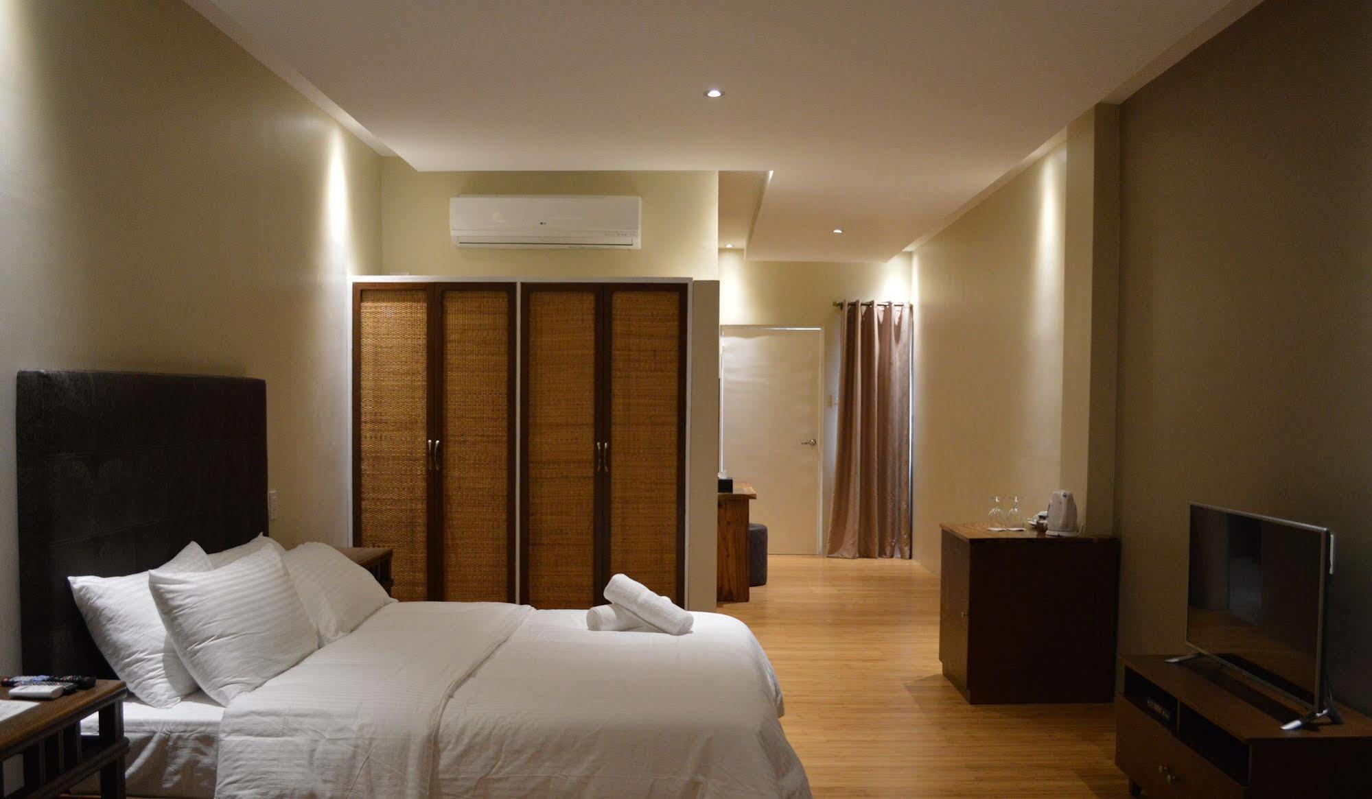 Kingsley'S Hotel And Gastro Pub Mabalacat Экстерьер фото