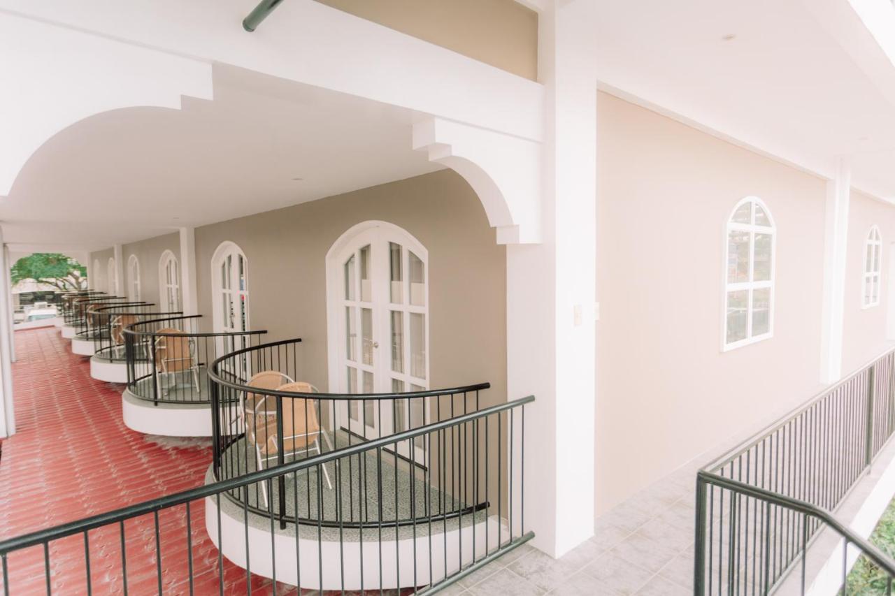 Kingsley'S Hotel And Gastro Pub Mabalacat Экстерьер фото