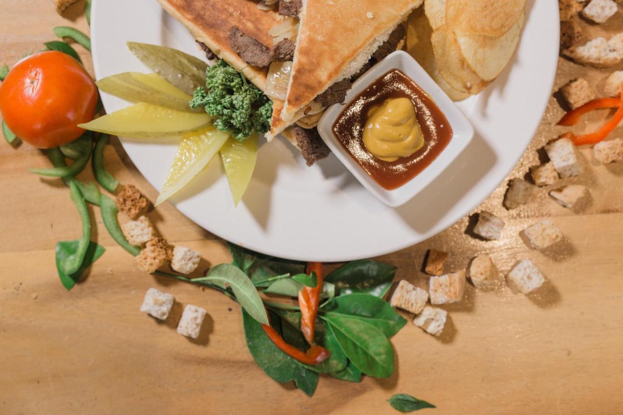 Kingsley'S Hotel And Gastro Pub Mabalacat Экстерьер фото